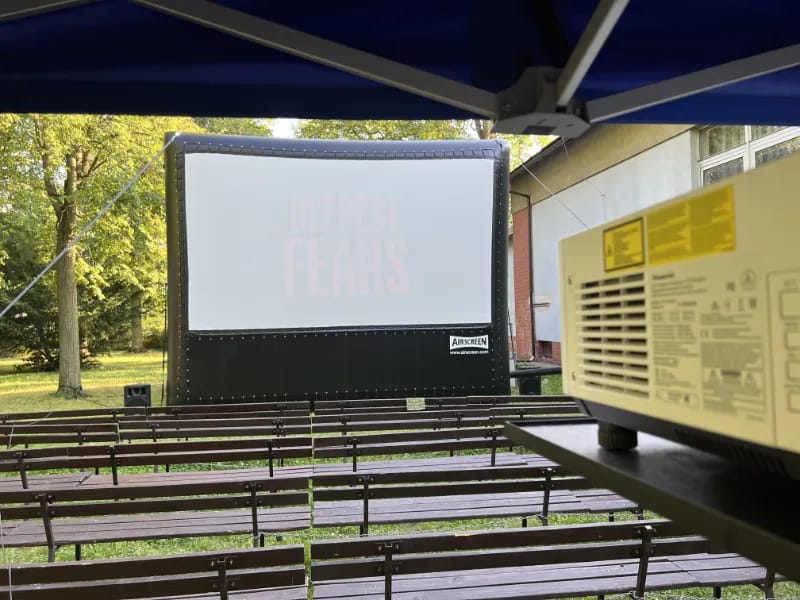 Nafukovací projekční plátno letního kina s promítaným obrazem