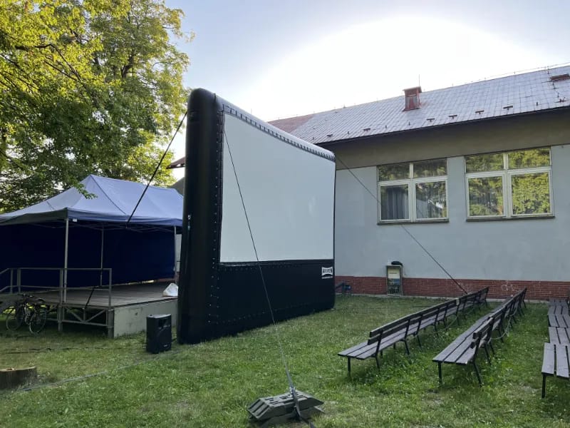 Sestavené nafukovací plátno letního kina s lavičkami pro diváky