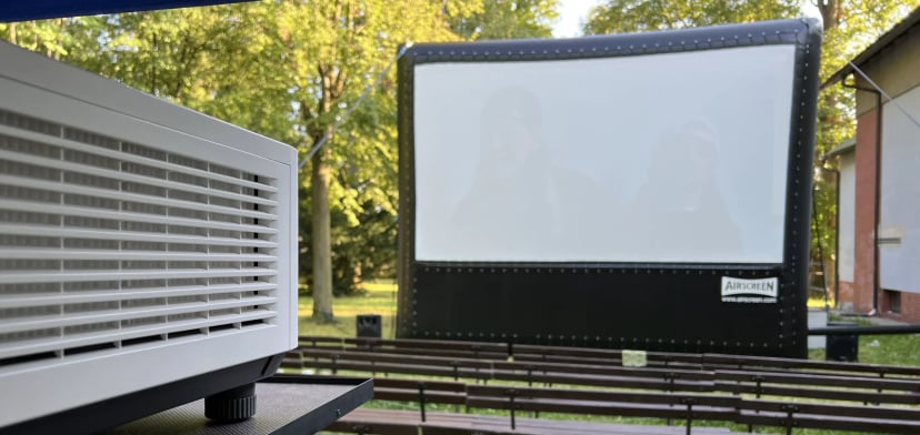 Inflatable screen for outdoor cinema
