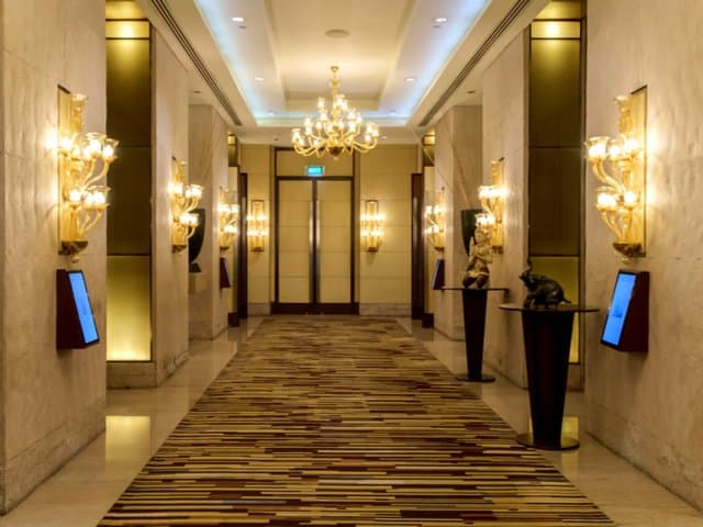 3. RESTAURANTS AND HOTELS 22